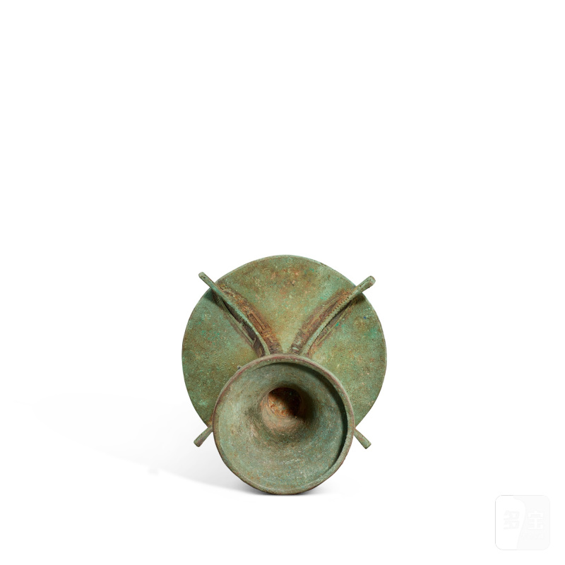 An archaic bronze ritual 'mask' wine vessel, gu, Late Shang dynasty or later | 商晚期或更晚 青铜獸面紋出戟觚 - 图3